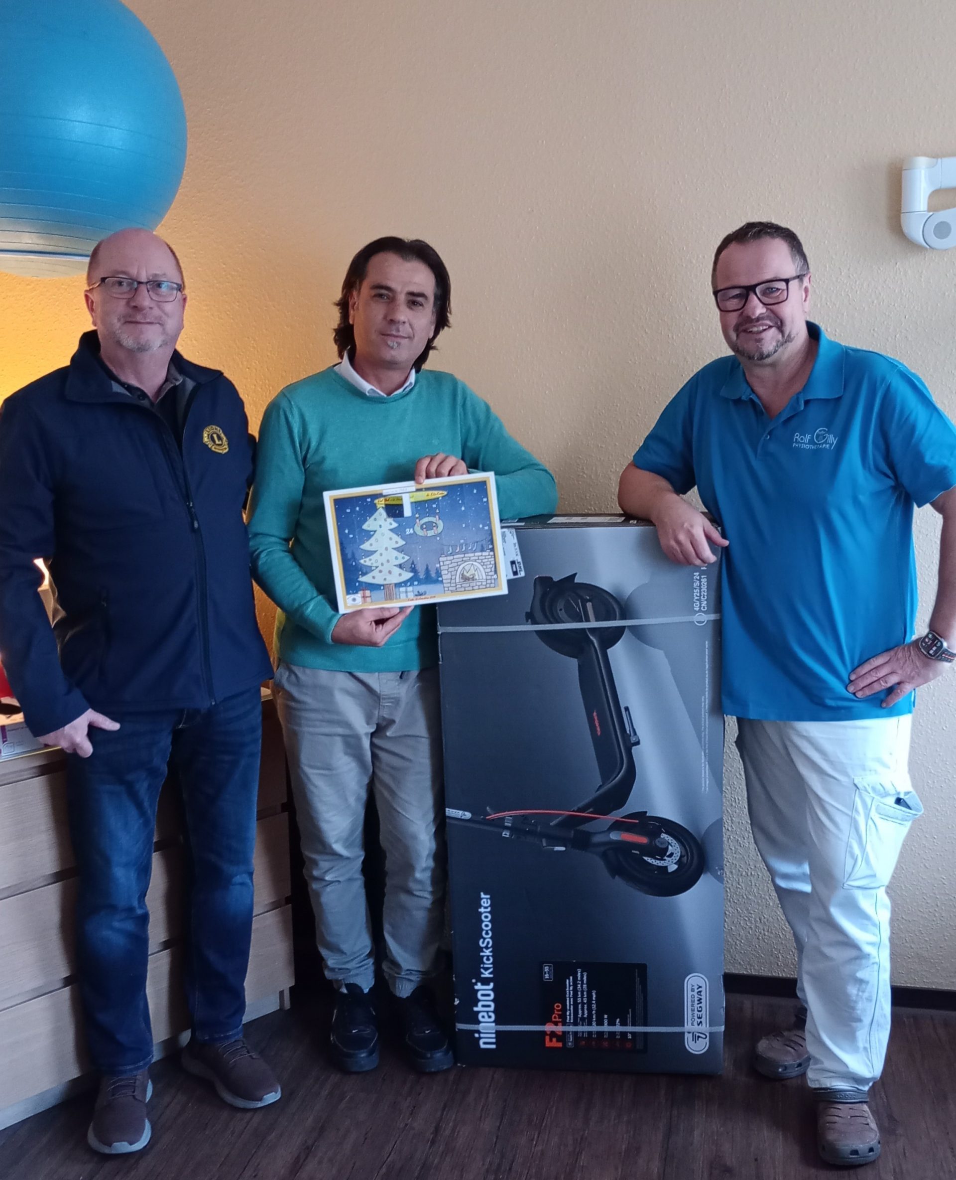 Übergabe eines Hauptgewinns des Adventskalender 2025