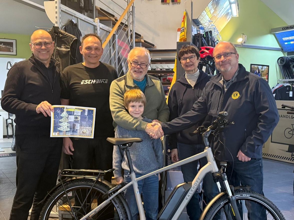 Glücklicher Gewinner beim Lions Club Adventskalender: E-Bike im Wert von 3.000 Euro übergeben